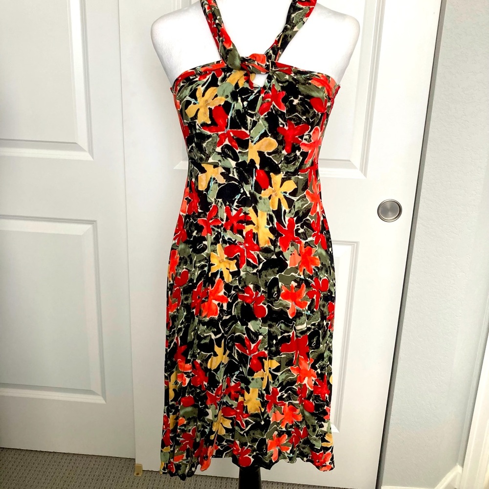 Super cute zip up open back floral sundress. This dress zips up halfway in back!